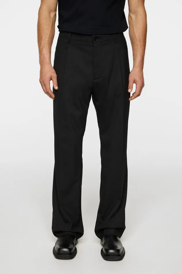 JLindeberg Trousers Men Haij Pleated Twill Pants
