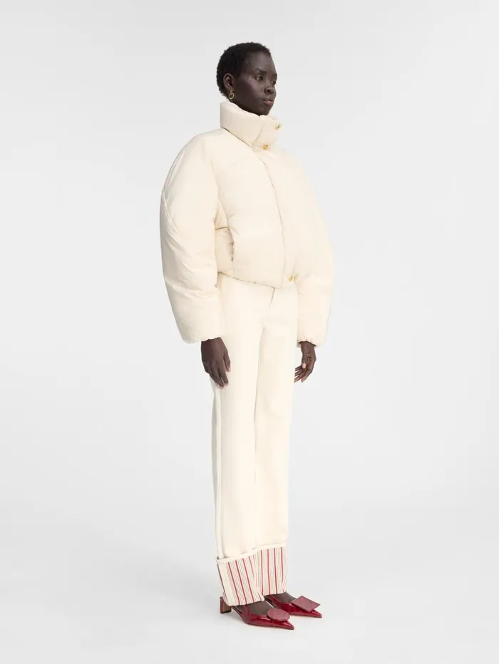 Women Coats and Jackets JACQUEMUS The Caraco Cropped Puffer Jacket Offwhite Women Coats and Jackets JACQUEMUS The Caraco Cropped Puffer Jacket Offwhite