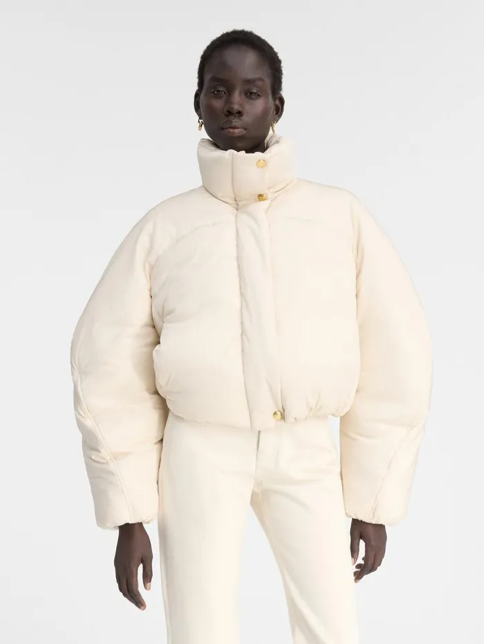 Women Coats and Jackets JACQUEMUS The Caraco Cropped Puffer Jacket Offwhite Women Coats and Jackets JACQUEMUS The Caraco Cropped Puffer Jacket Offwhite
