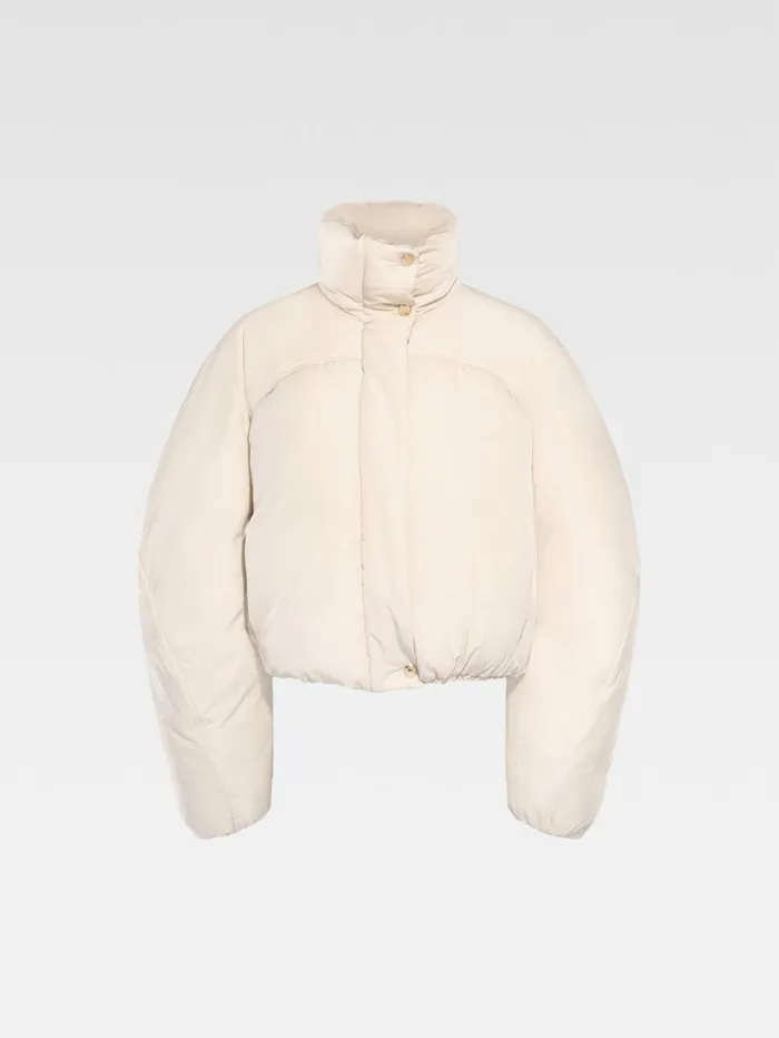 Women Coats and Jackets JACQUEMUS The Caraco Cropped Puffer Jacket Offwhite Women Coats and Jackets JACQUEMUS The Caraco Cropped Puffer Jacket Offwhite