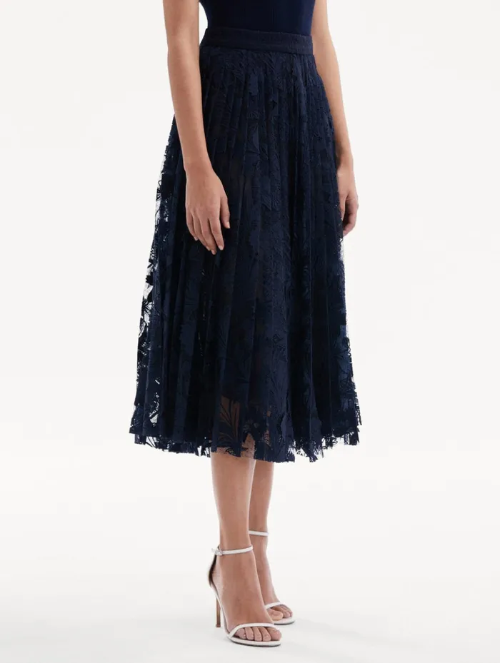 Women Pants and Skirts Oscar De La Renta Marbled Carnation Guipure Pleated Skirt Navy Women Pants and Skirts Oscar De La Renta Marbled Carnation Guipure Pleated Skirt Navy